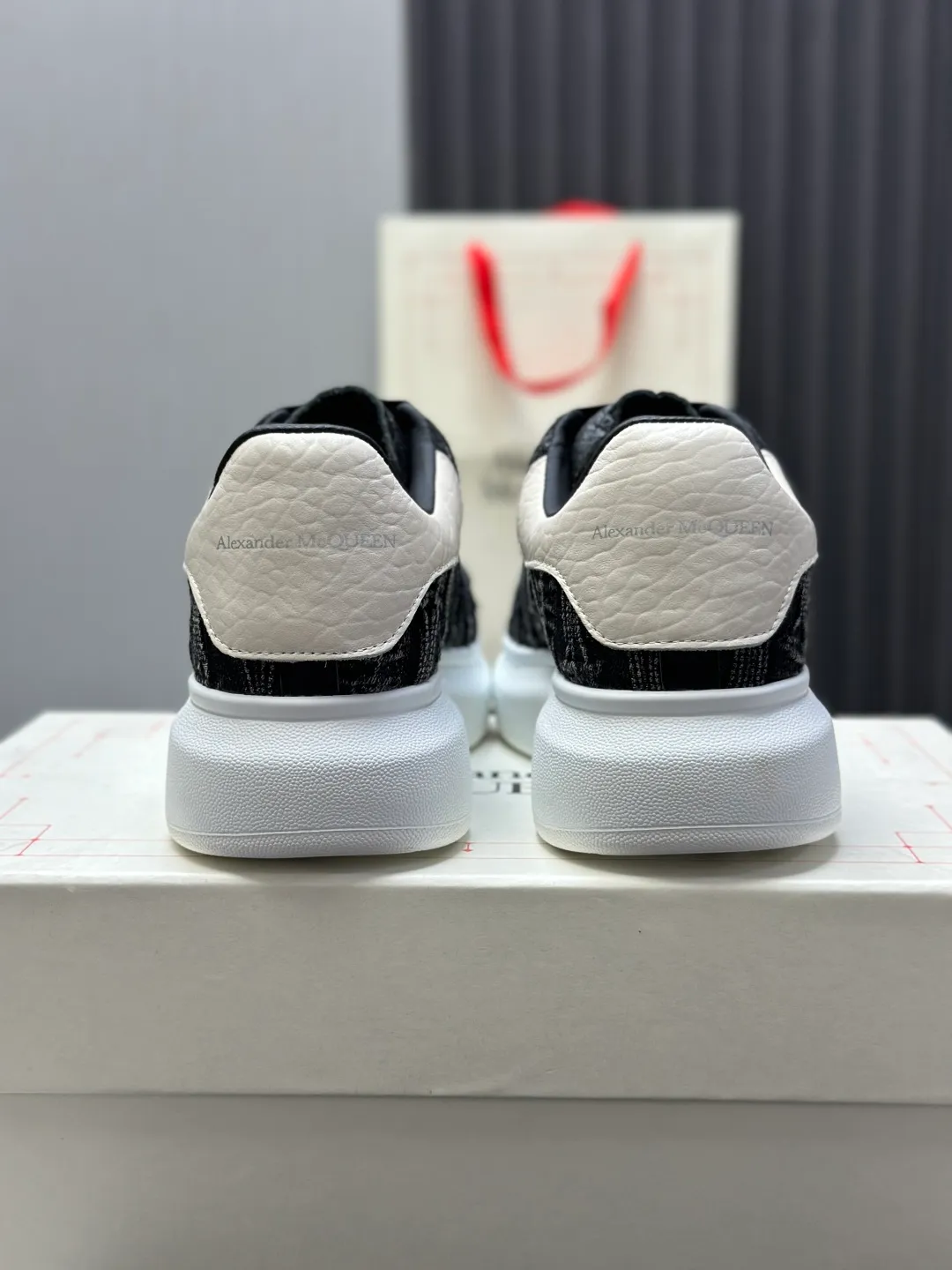 👟👟Ex-factory price 600👟👟 (🥇Top version produced in Dongguan🥇) A new upgrade of the classic McQueen white shoes. This upgrade of McQueen, which has been done for 4 consecutive years, will definitely bring you the most cost-effective ALEXANDER MCQUEEN classic in the market. If you are not confident about the quality of such a classic and world-destroying model, there is really no need to put it on the table🔙.  Purchased original version from HK counter, various demolitions.  All kinds of PKs are welcome💥.  (Anyone who has the original version at the stall is welcome🆚) The thick sole perfectly increases the elongated visual effect. The most perfect proportion of the shoe body is this last shape. The logo font on the rear tail is printed in small fonts. The logo on the foot is made of genuine leather with air-pressed colorless process. We will always update the color with the counter. 🔘Upper: genuine customized environmentally friendly full-grain cowhide 🔘Inner lining: imported mixed sheepskin (the genuine product is also sheepskin, not the cheap cowhide on the market) 🔘Sole: Exclusive molded TPU➕rubber injection molded layered outsole, (purple tail, pink tail, red tail, burgundy tail, rose gold tail sequin series, Velcro men's model needs to be customized, non-returnable) 🔘Code number 34-44 (women's size 34.40 is custom-made).